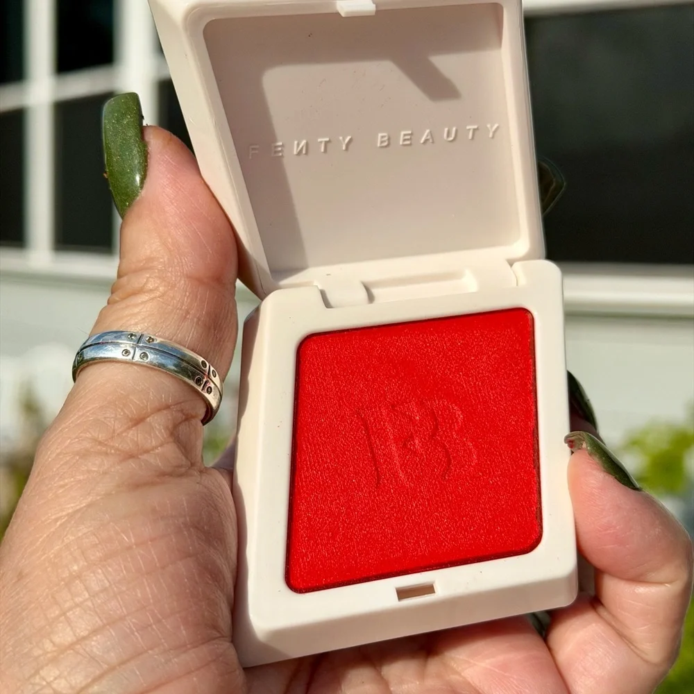 FENTY BEAUTY Fenty Cheeks Suede Powder Blush in Daiquiri Dip (Coral Red)